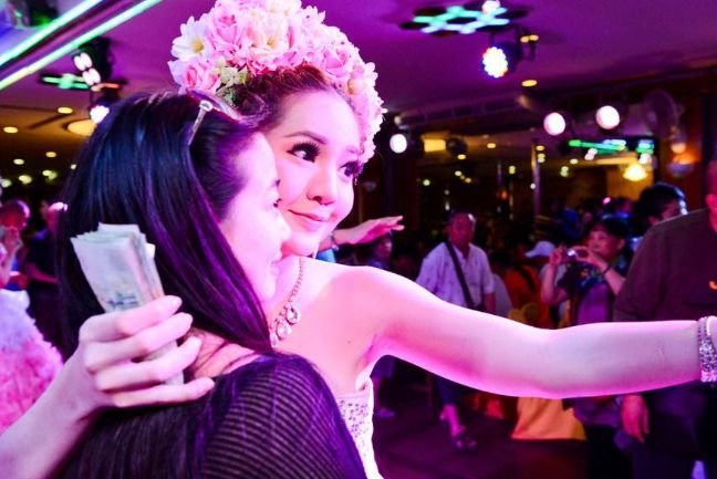 泰国人妖寿命那么短,为什么还有很多人愿意成为人妖?