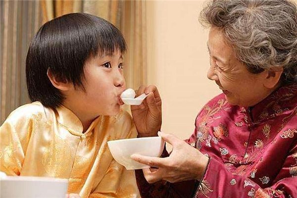 4个月没见孙子，儿媳偷偷带孙子到三亚偶遇爷爷奶奶，隔辈亲究竟有多亲？