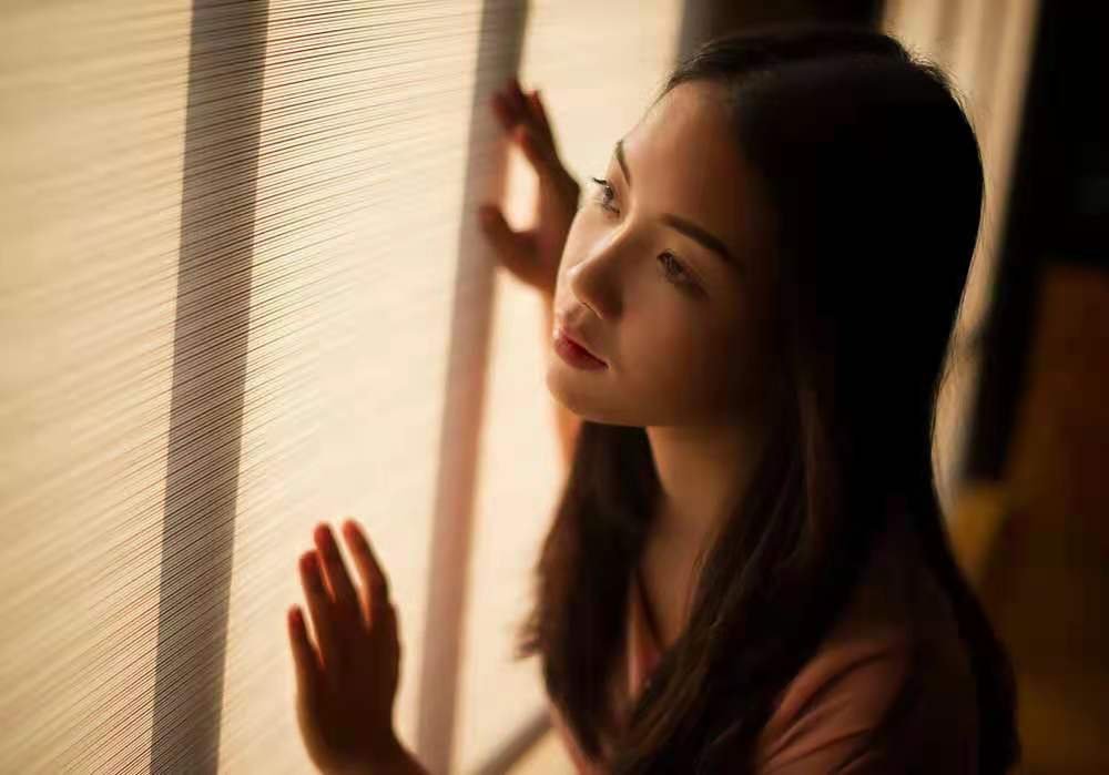 内蒙古远嫁女子返程离家，车子开远后忍不住痛哭，你对这一幕有何感触？