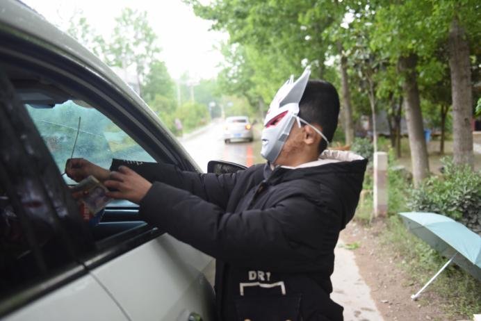 河南小男孩戴“奥特曼”面具路边卖樱桃，背后到底有什么原因？