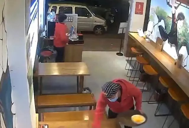 成都一餐馆的情侣员工上班秀恩爱被老板罚结婚,你如何看待老板这一行为?