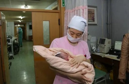 四川一产妇医院门口生孩子，为何没有进入到医院生产？