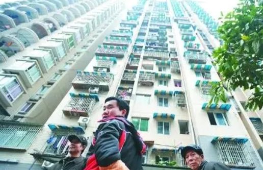 镇江一女子失足5楼掉下挂在3楼雨棚，当时场面有多惊险？