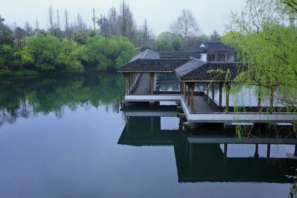 女生说君向潇湘我向秦的意思