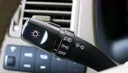 科目三灯光为远光灯时，提示需要关闭所有灯光，此时需要切为近光灯再关闭所有灯光吗？