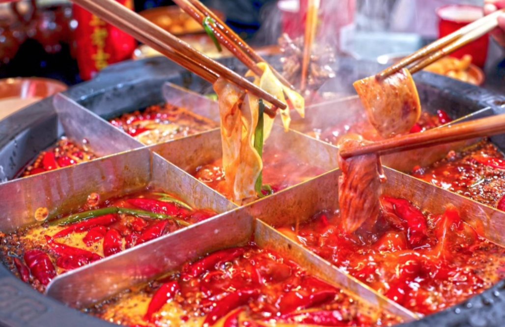 红油火锅通常比清汤火锅水开得更快,这主要因为?