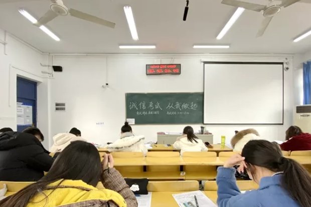 因作弊被抓大学生坠亡，一次补考为何如此看重，大学生有多惧怕挂科？