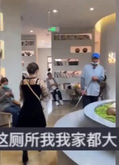 一村公厕外面平平无奇,里面却“别有洞天”,这座公厕到底长啥样?