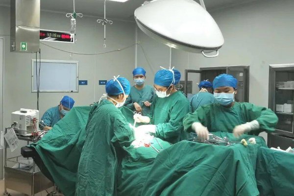 扬州一医院为18岁喝农药女孩垫付十万元，该女孩的家庭背景有何特殊之处？