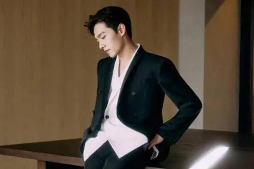 杨洋现身活动,喝酒边喝边漏,是酒杯坏了吗?