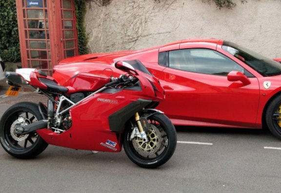 杜卡迪为啥贴法拉利车标？