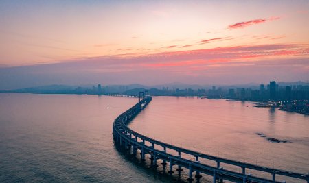 跨的拼音和部首？