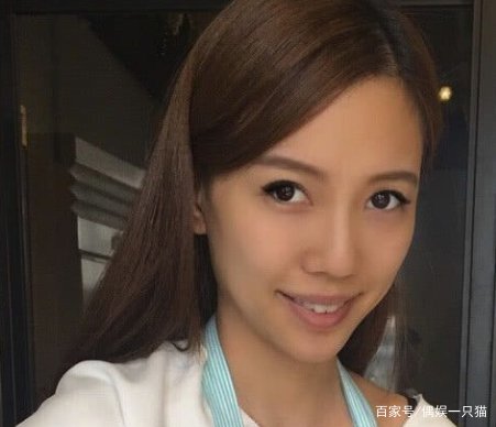 李靓蕾晒照为闺蜜侯佩岑庆生,她的状态如何?