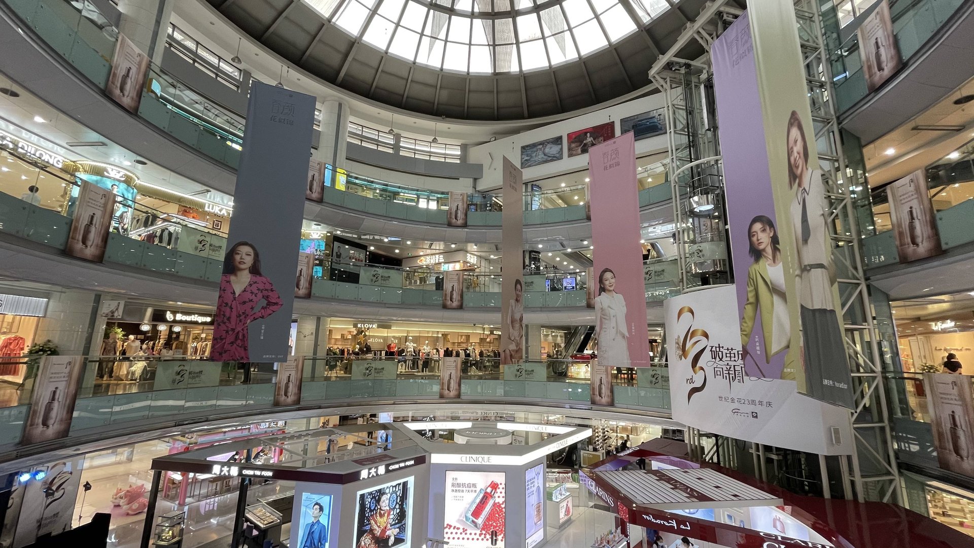 上海一女子逛商场遭遇各种“刺客”，如何避免落入消费的陷阱？