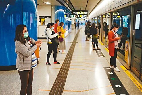 南昌一女孩坐地铁没戴口罩被俩大爷骂哭,在这件事中是谁错了呢?