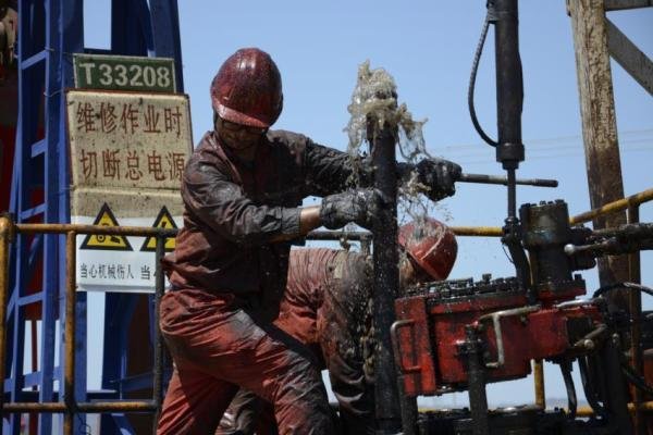 美军不到1个月至少偷7次叙石油,如此“强盗”行径该如何制止?