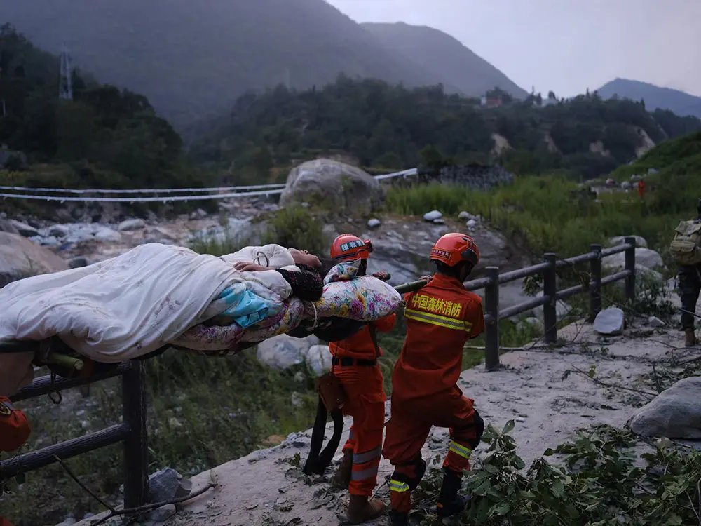 泸定女子地震被埋废墟5小时:一心想着孩子!女子最终如何被救?
