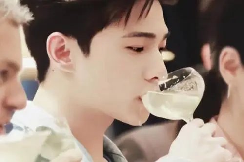 杨洋现身活动，喝酒边喝边漏，是酒杯坏了吗？