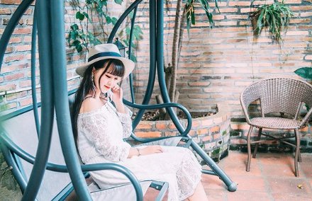 为什么女生坐在男生的肩膀上会叫？