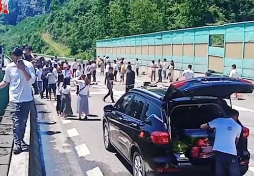 揪心！此地一客车高速侧翻！致27人遇难20人受伤，谁该为此事负责？