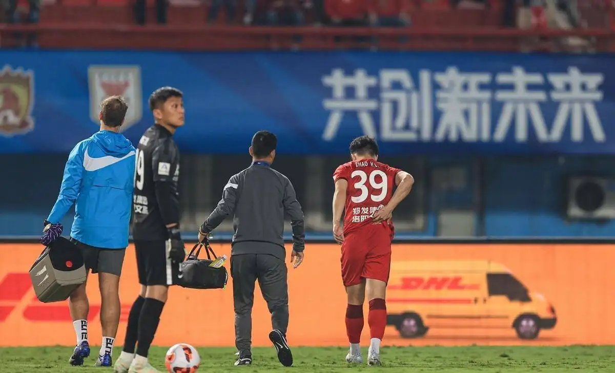 太坏了！韦世豪致赵宏略四根肋骨骨折，他的缺席会给球队带来哪些影响？