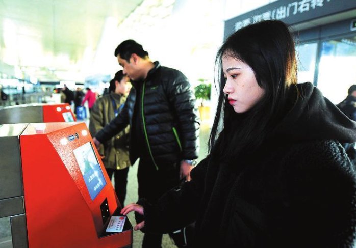 上海一女子化妆太浓高铁人脸识别认不出，这是有效化妆的天花板吗