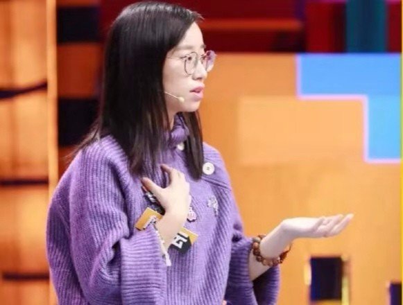 《奇葩说》第六季傅首尔回归，董婧退出。是否意味着“打架事件”，董婧理亏？