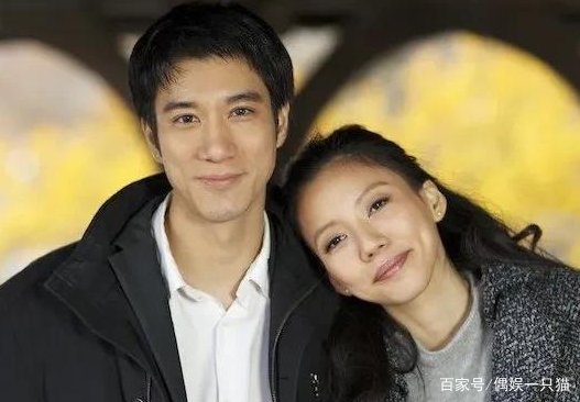 李靓蕾晒照为闺蜜侯佩岑庆生,她的状态如何?