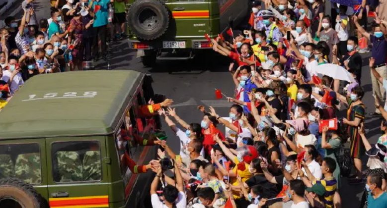 重庆市民欢送消防员，猛塞饮料西瓜！从市民的举动中体现出了什么？