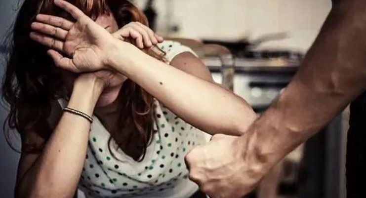 河南女子被丈夫家暴欲离婚，丈夫反而向其索要20万，怎么看待丈夫的做法