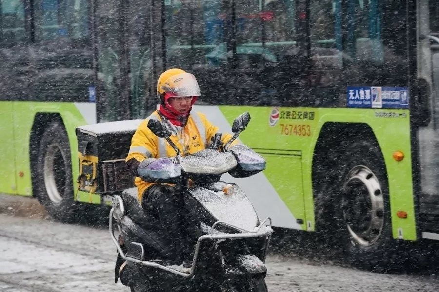 韩国31岁女星驾豪车撞死外卖员，造成此事故的原因是什么？