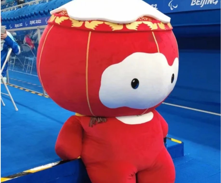 雪容融第一天上班就撞墙了，关于雪容融的搞笑名场面还有哪些？