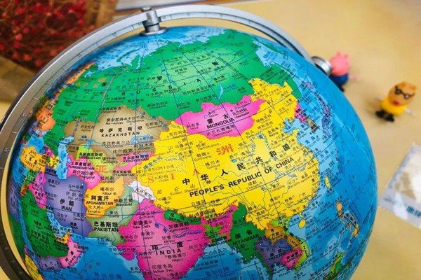 陆地上与我国相邻的国家有( )个