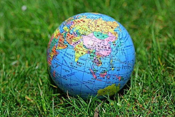 陆地上与我国相邻的国家有( )个