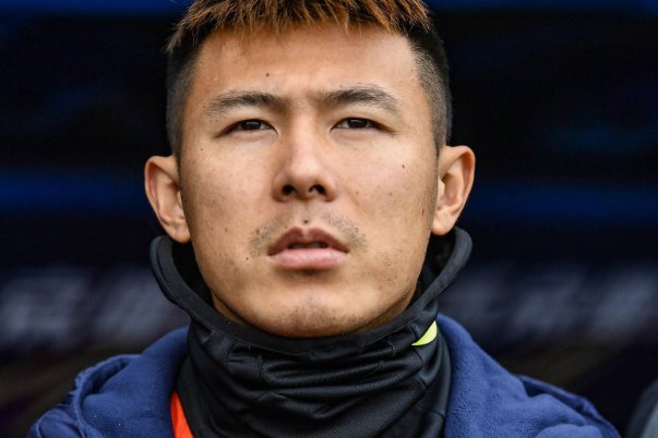 山东泰山俱乐部回应球员被曝殴打女生一事，从法律角度如何看待球员的行为？