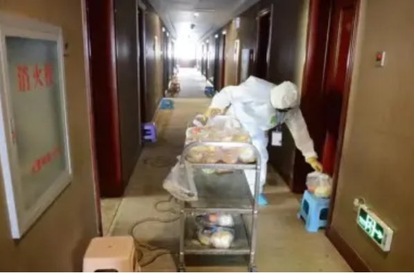 云南镇雄集中隔离收费引热议，实行收费需要谨慎哪些问题？