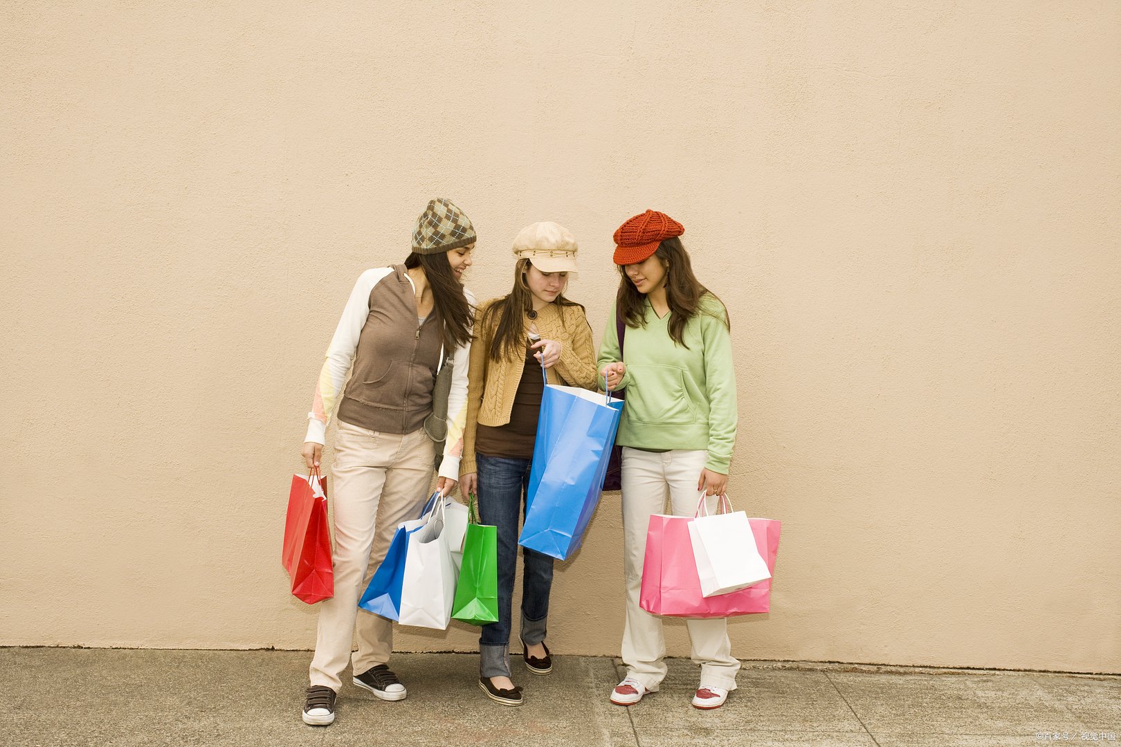 在街上发现前面一位女士衣服破了洞，大家认为要不要上前提醒她呢？