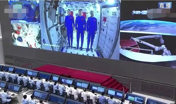 中国载人航天工程的初期，中国采取的通话方式是什么？