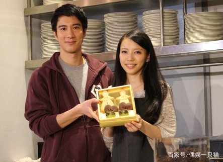 李靓蕾晒照为闺蜜侯佩岑庆生,她的状态如何?