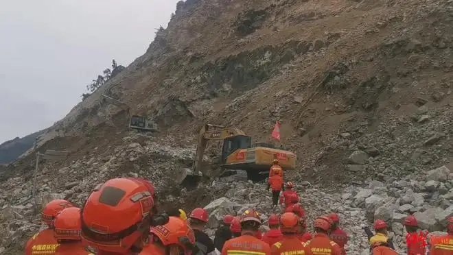 四川泸定县一大桥发现疑似生命迹象,初步探查有3人!会如何采取救援?