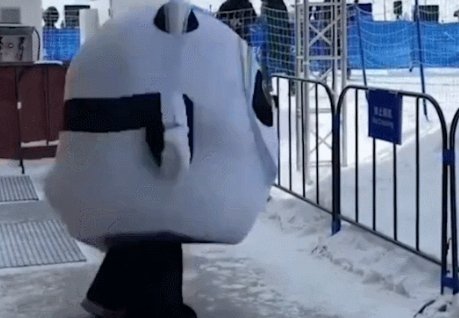 冰墩墩挑战4A摔个大屁墩，被说脏时有何反映？