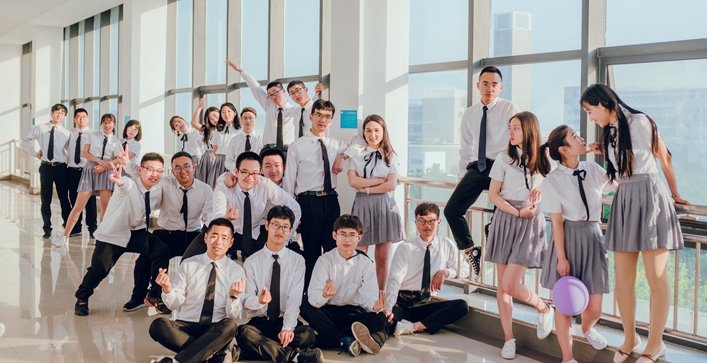 安徽一高校新婚老师课上发奶茶，点名发现有学生逃课，当时有何反应？