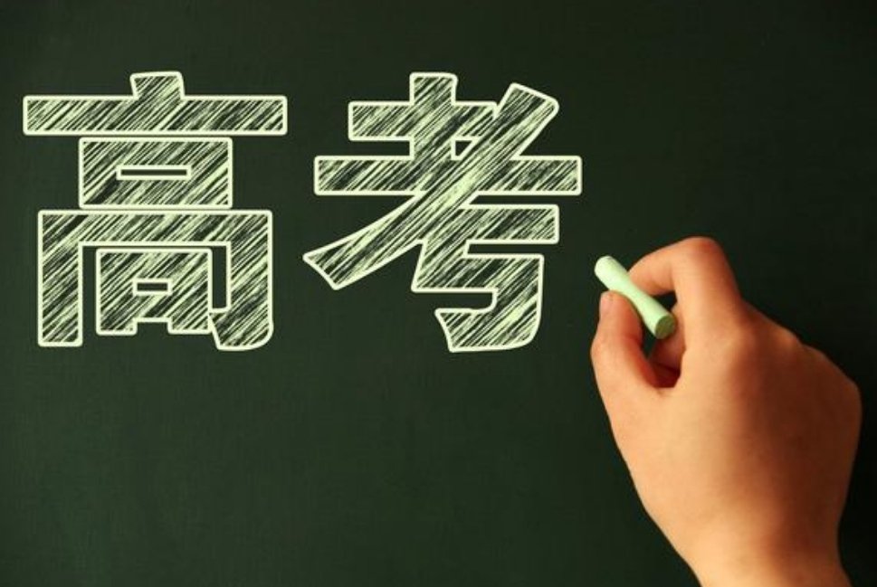 武汉一班主任拄拐杖为学生送考，这是一位合格的老师吗？