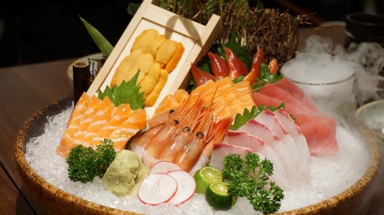 女子大吃大喝导致“胃爆炸”，该如何安全饮食呢？