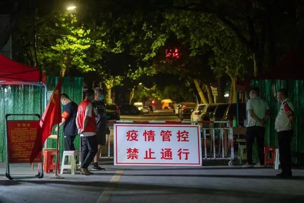 侠客岛对于“一刀切封控堵路”做出了怎样的评价？