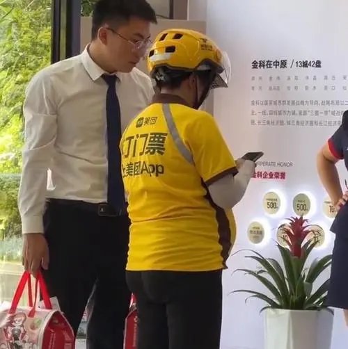 河南女子挺着孕肚送外卖,只剩两月就要生产,她的家人为何会允许其这么做?