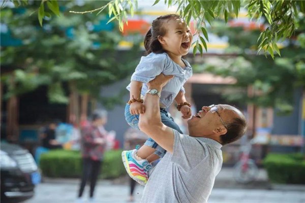 4个月没见孙子，儿媳偷偷带孙子到三亚偶遇爷爷奶奶，隔辈亲究竟有多亲？