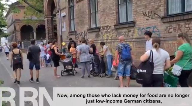德中产家庭排7小时队领免费的救济粮，何以沦落至此？