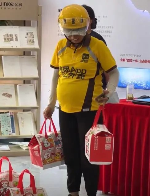 河南女子挺着孕肚送外卖,只剩两月就要生产,她的家人为何会允许其这么做?