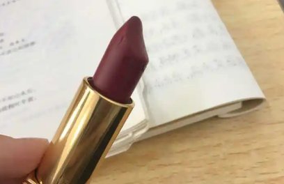 小伙偷女同事口红送女友,他的行为违反了哪些法律?